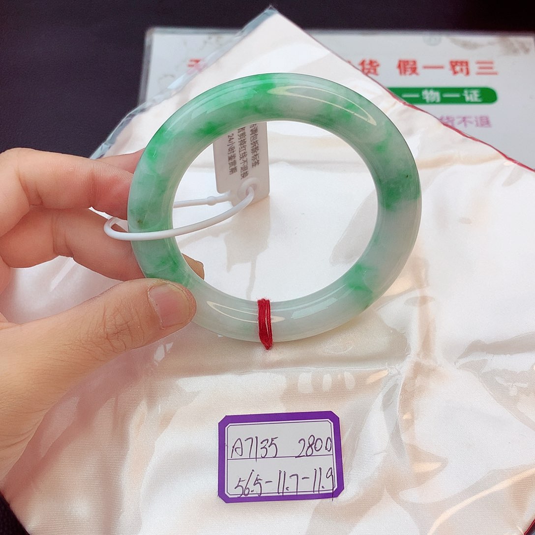 翡翠手镯未镶嵌翡翠