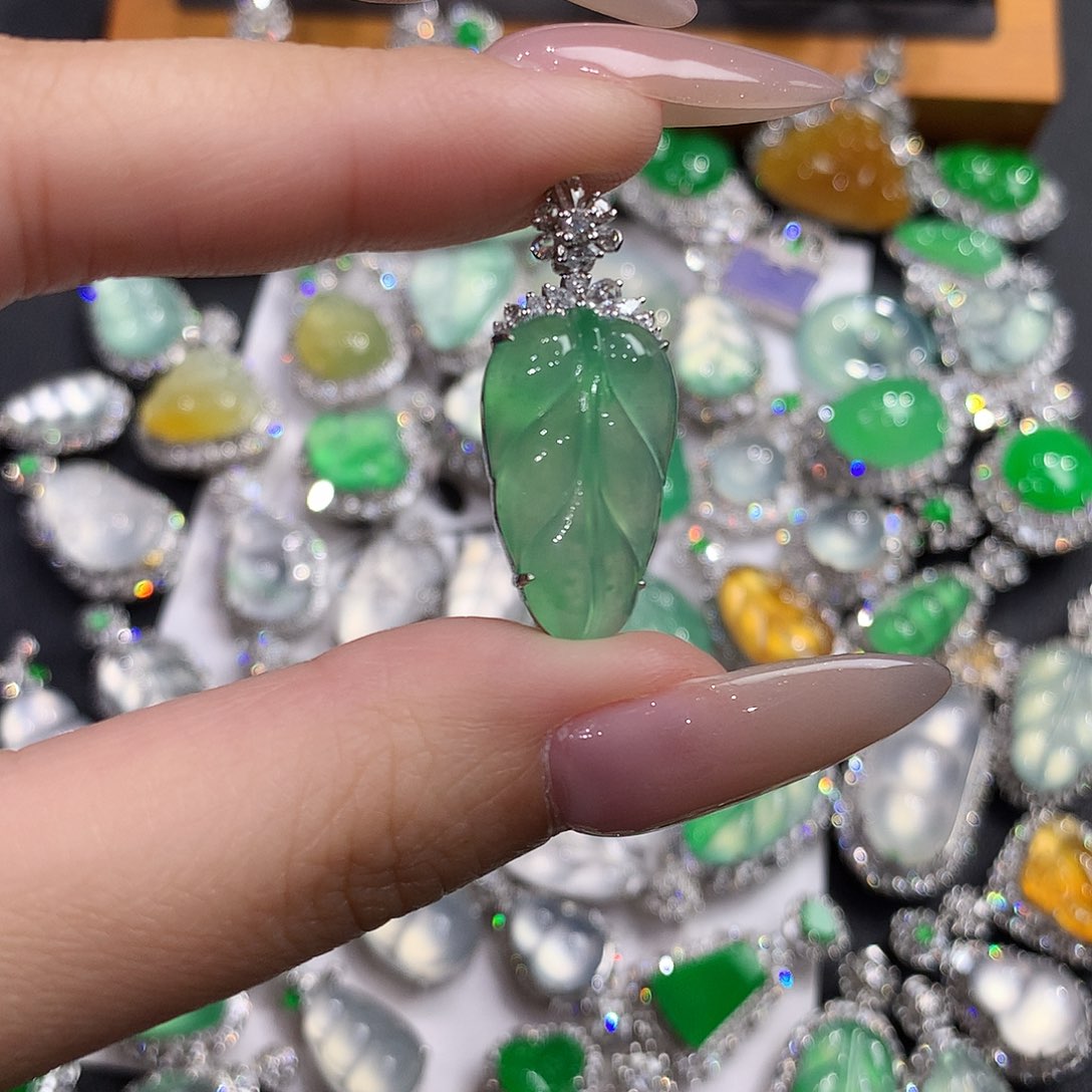 翡翠颈饰18K金镶嵌叶子