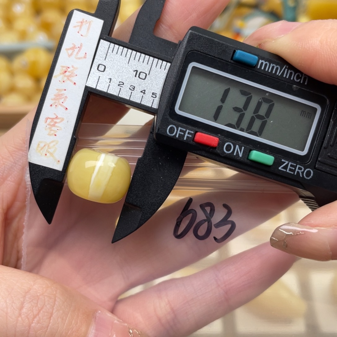 蜜蜡裸石未镶嵌?***飞蜜蜡