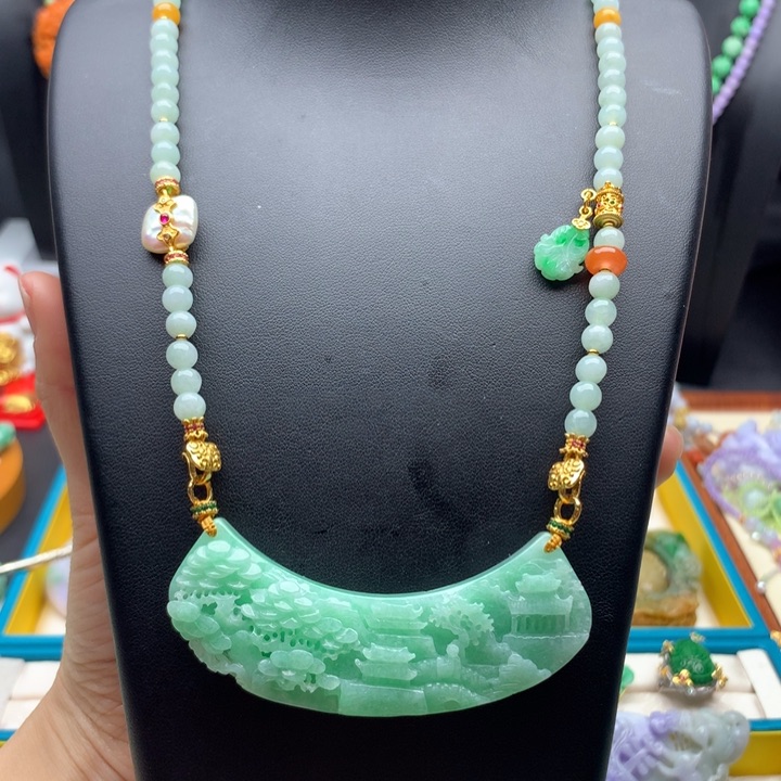 翡翠颈饰未镶嵌翡翠山水弯弯