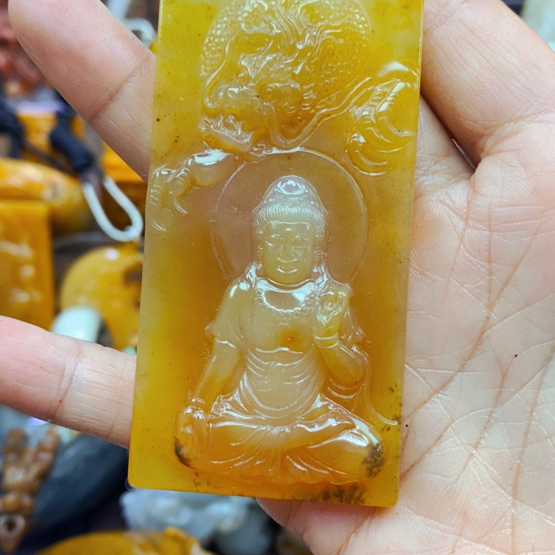 未镶嵌石英质玉（黄龙玉）颈饰