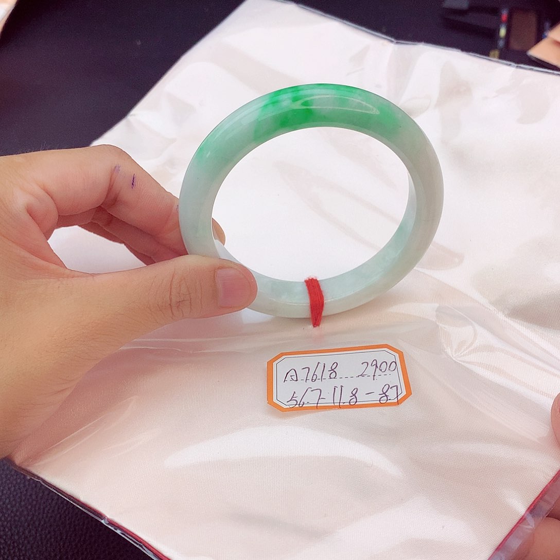 翡翠手镯未镶嵌翡翠