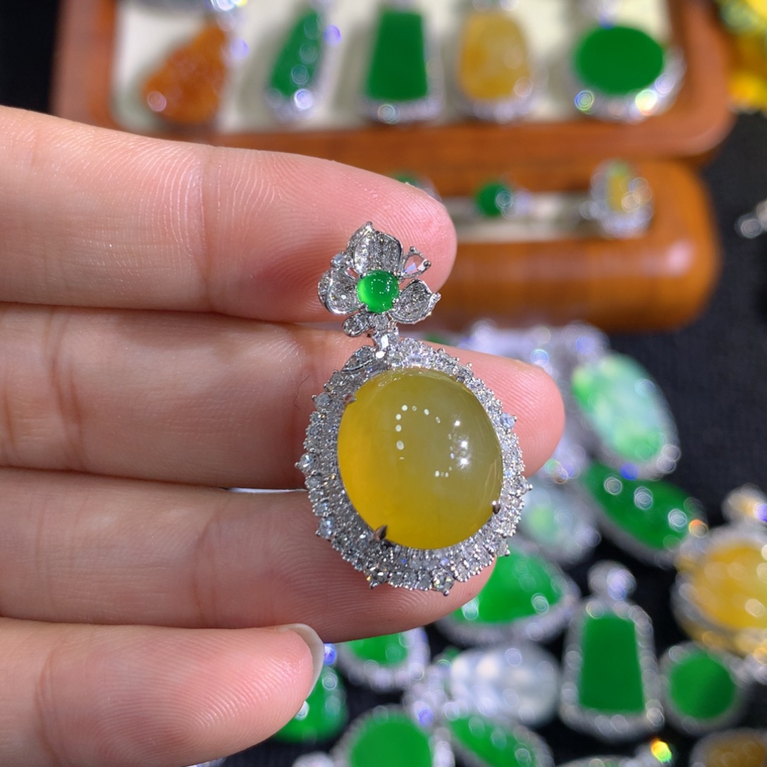 翡翠18K金镶嵌颈饰