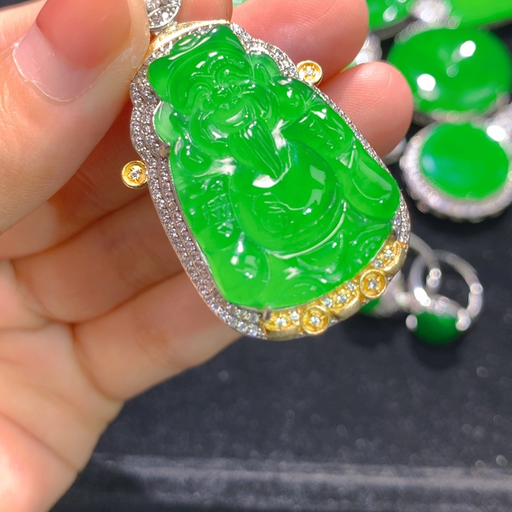 金***豆翡翠银S925镶嵌颈饰一个