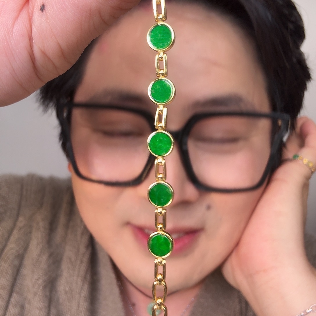 翡翠未镶嵌颈饰一件