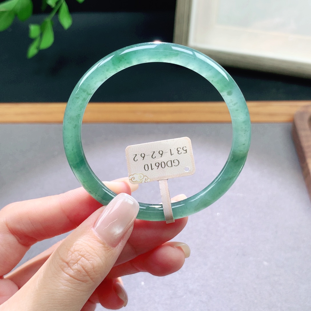 翡翠手镯未镶嵌天然翡翠