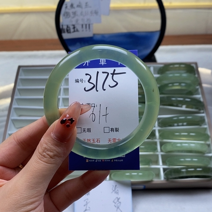 蛇纹石玉手镯未镶嵌