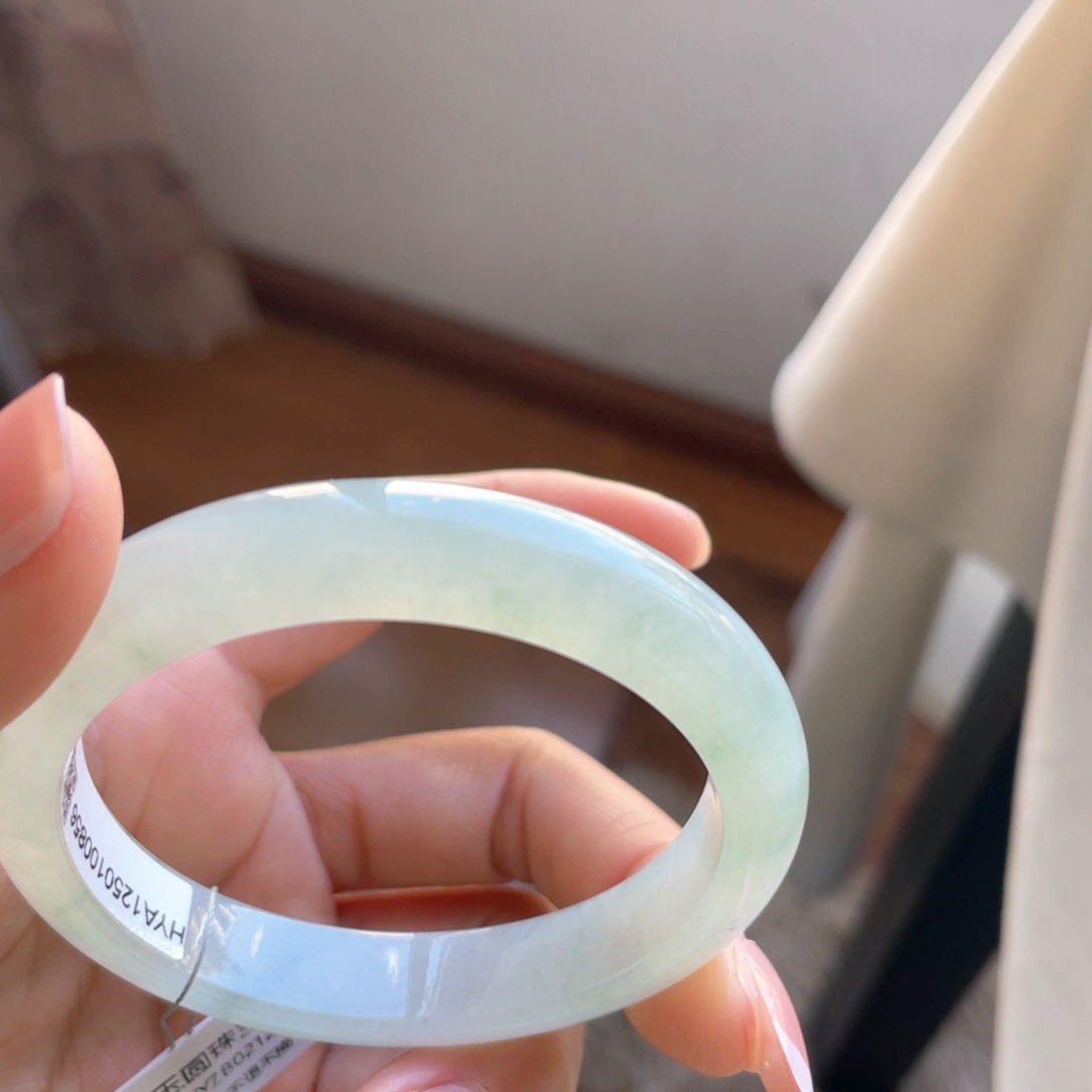 翡翠手镯未镶嵌晴水