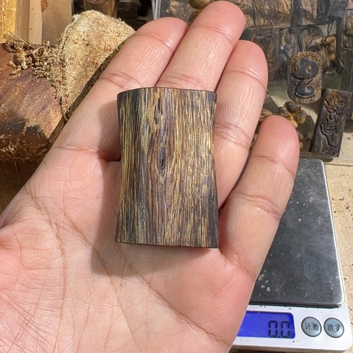 沉香吊坠棋楠沉香乌身吊坠8克