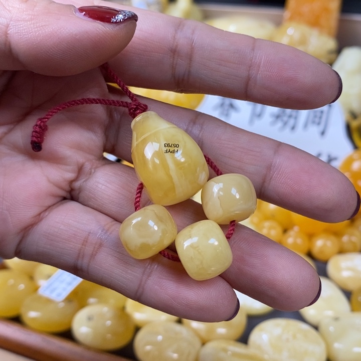 琥珀颈饰未镶嵌三通