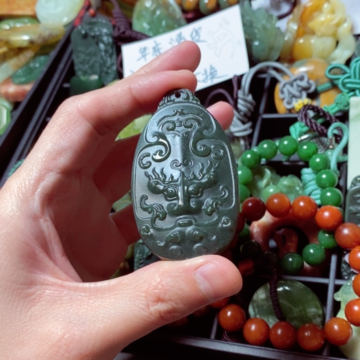 透闪石质玉颈饰未镶嵌