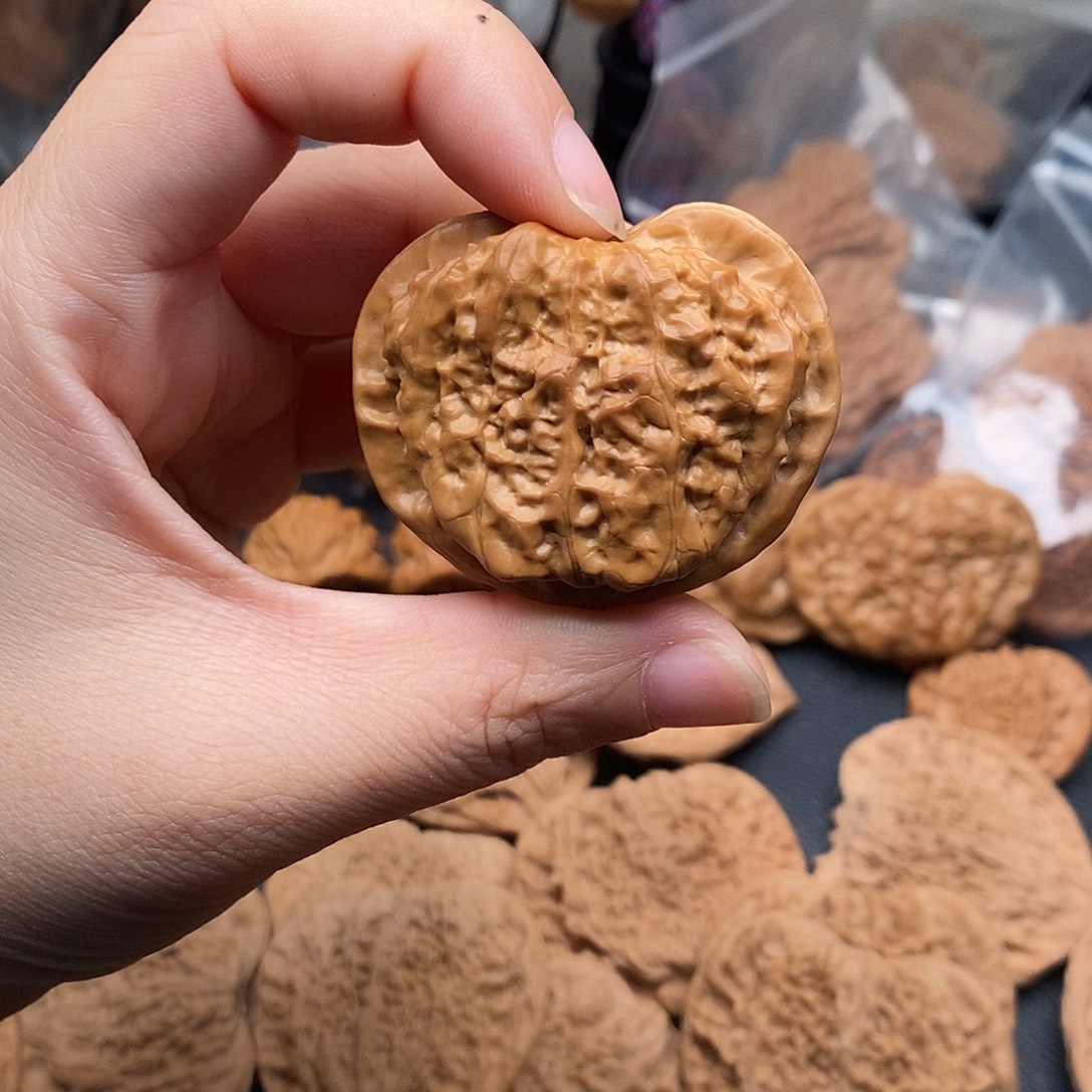 观***）文玩核桃吊坠蛤蟆桃心