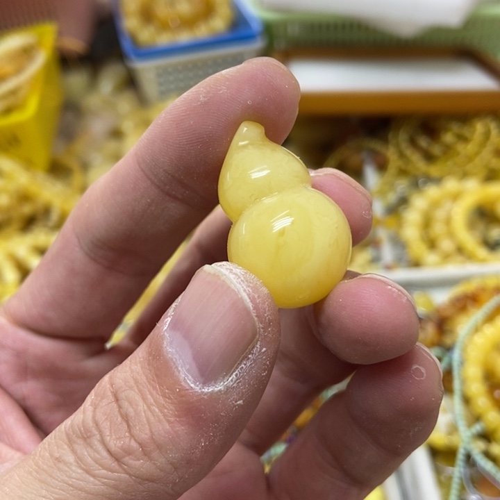 蜜蜡未镶嵌裸石吊坠