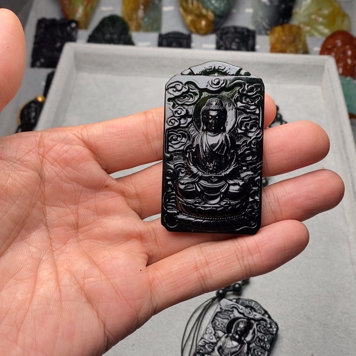 蛇纹石玉颈饰未镶嵌车*