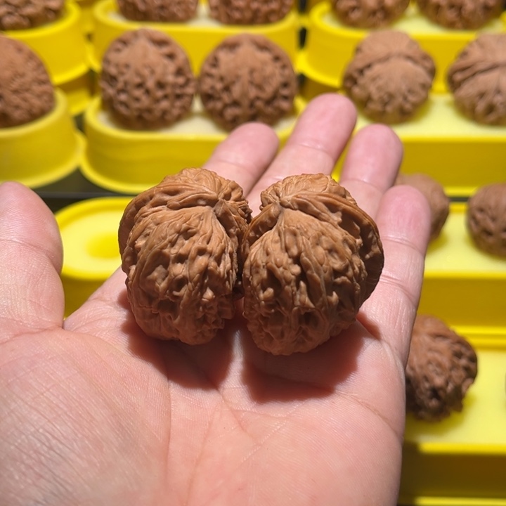 吊坠桃核白狮半壁全品