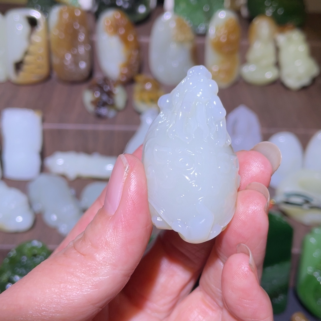 熙***城和田玉未镶嵌颈饰