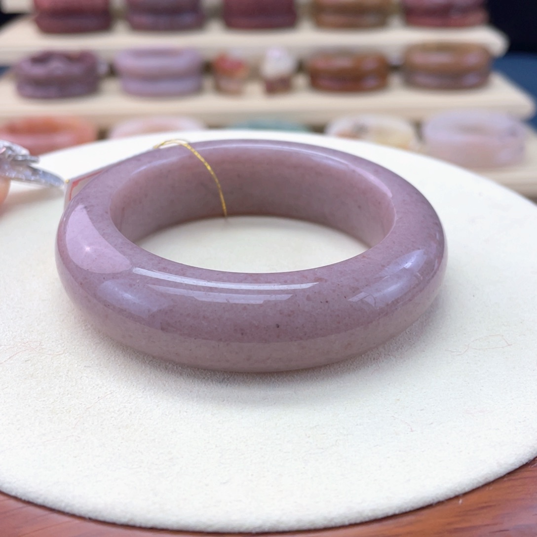 炒***拿石英岩玉手镯未镶嵌