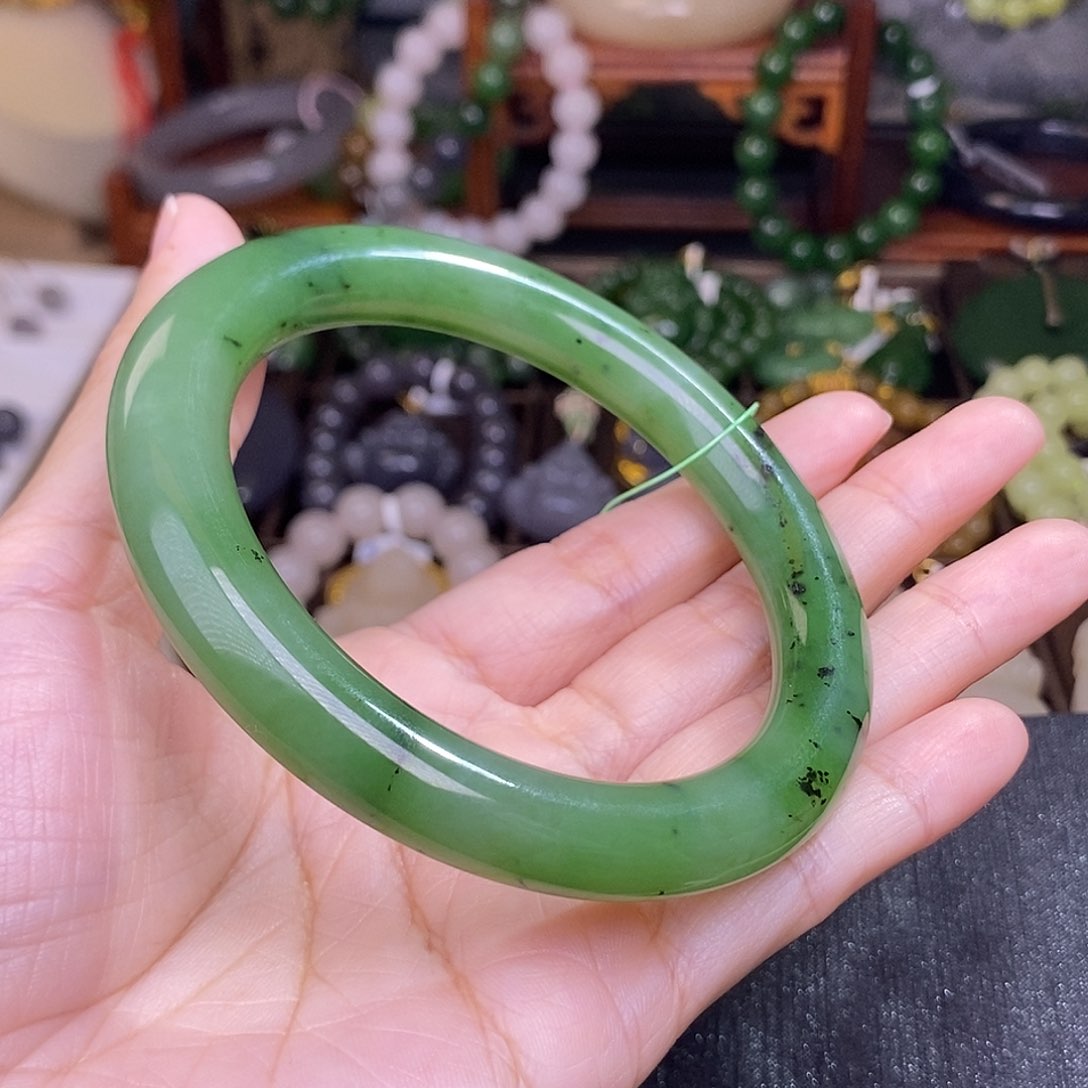 和田玉60.6 乌兰海碧玉猕猴桃手镯清货价未镶嵌