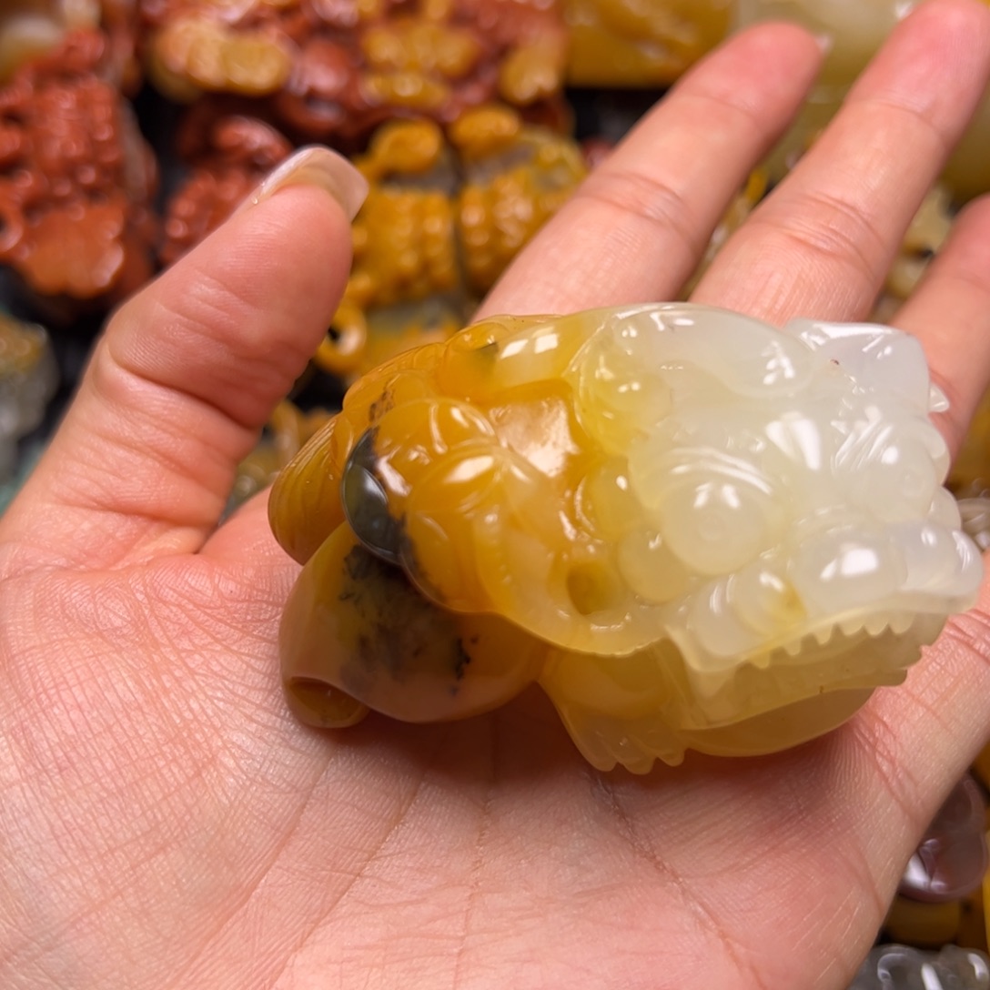 石英质玉（黄龙玉）未镶嵌颈饰