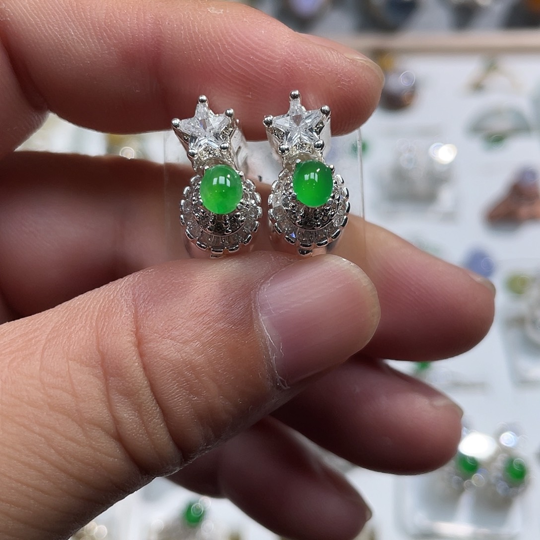 翡翠裸石甜阳绿耳钉铜托