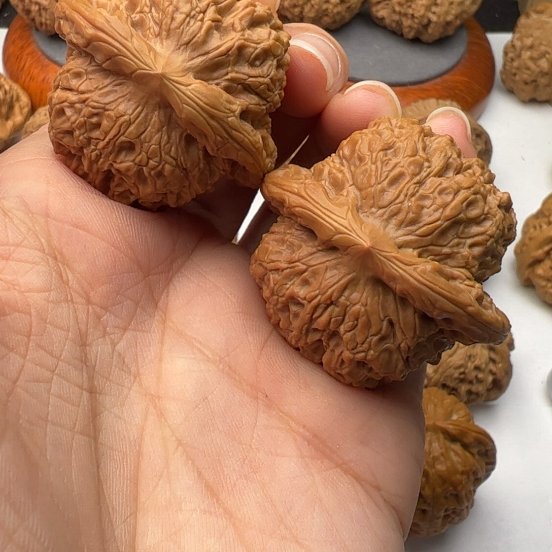 文玩核桃吊坠38血麒麟