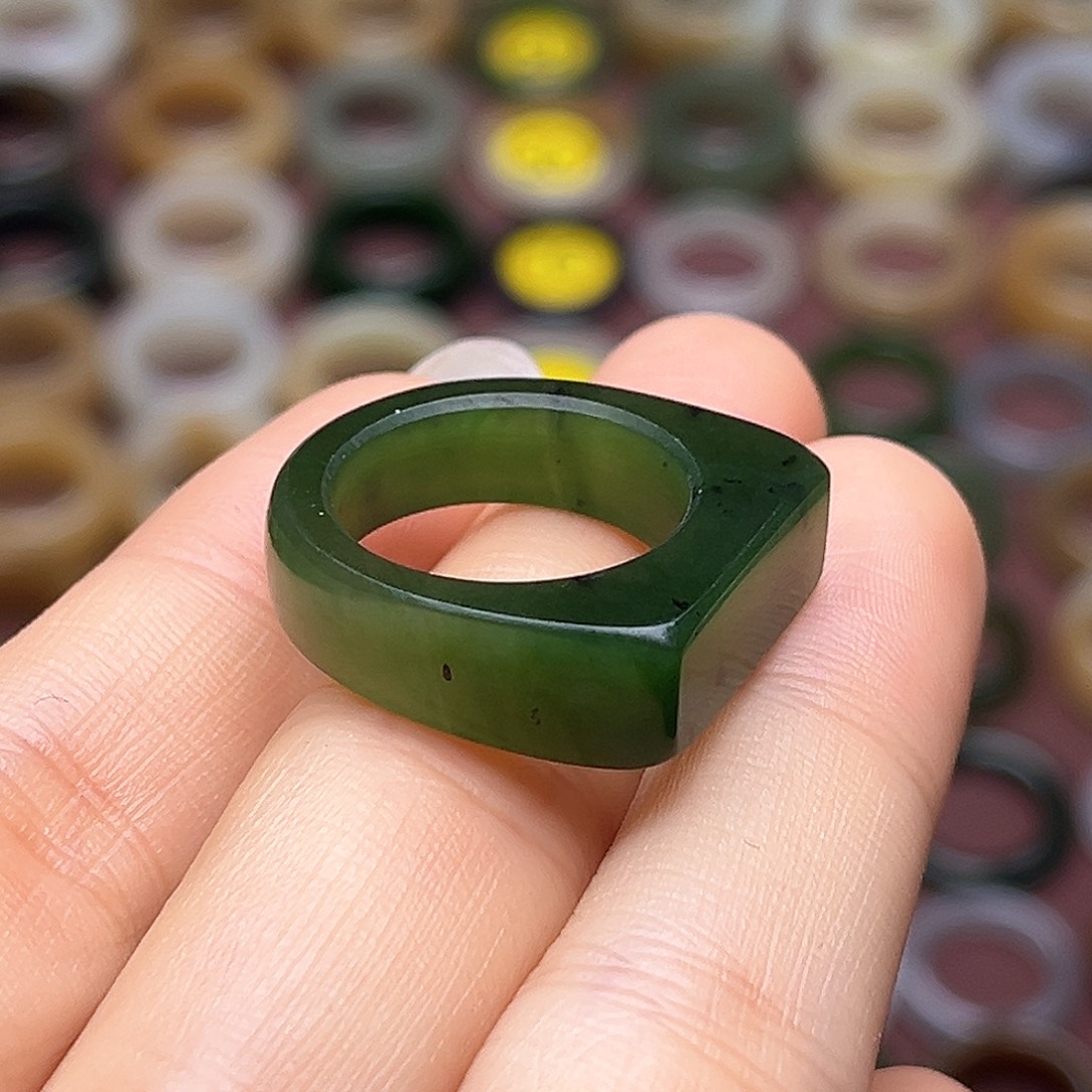 和田玉未镶嵌戒指17.6辣绿马鞍