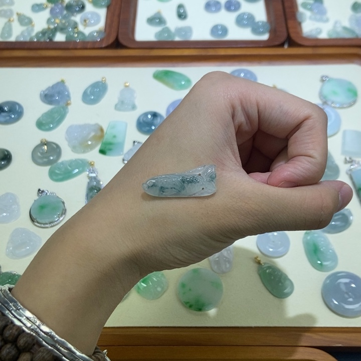 颈饰未镶嵌翡翠鱼