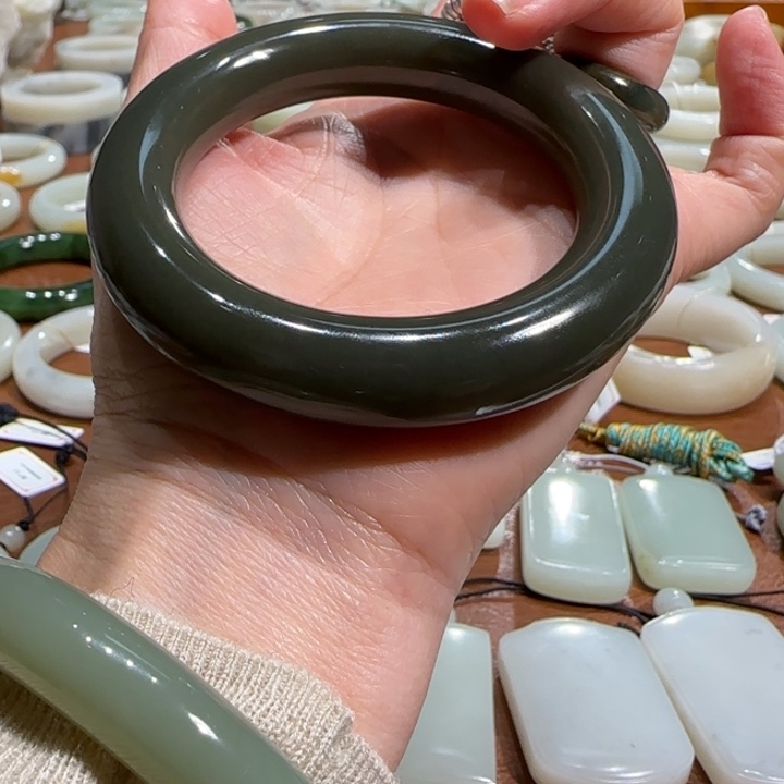 和田玉未镶嵌手镯