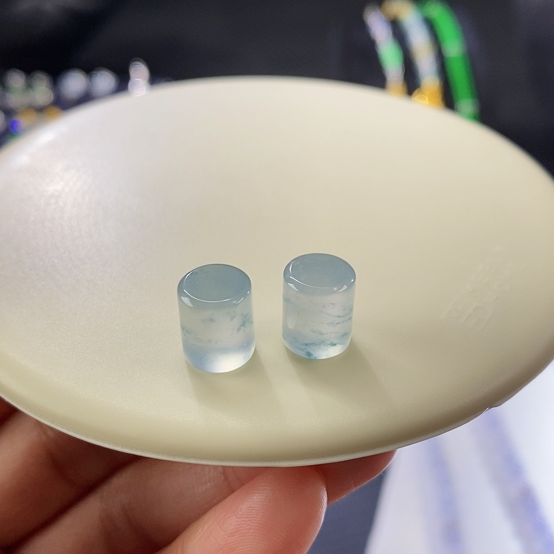 翡翠把件未镶嵌一对蓝刚桶珠