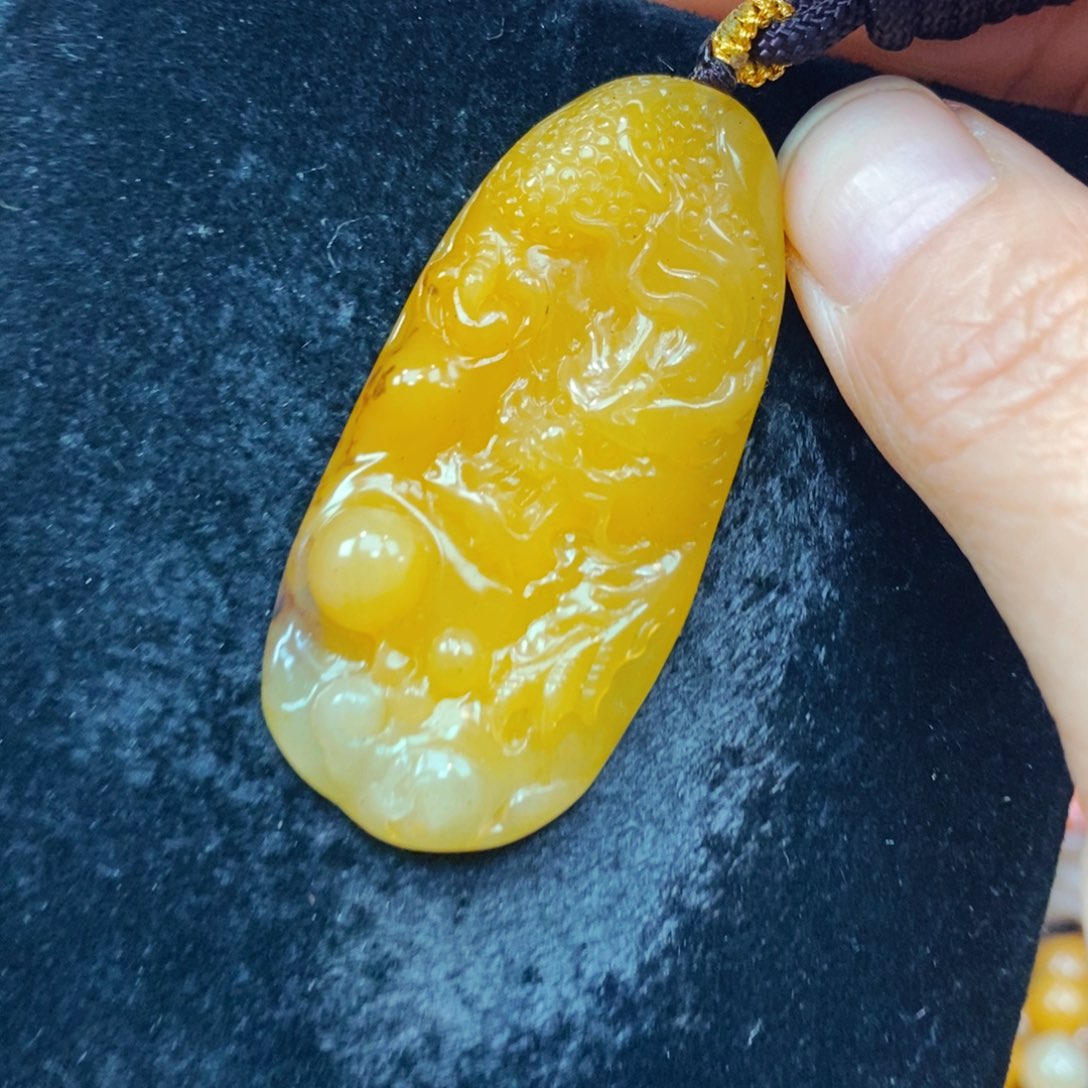 未镶嵌石英质玉（黄龙玉）颈饰