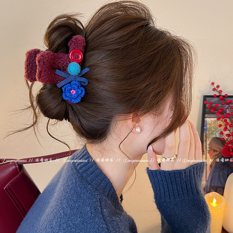 花朵纽扣毛绒抓夹女2025新高级感鲨鱼夹发夹后脑勺精致新年发饰冬