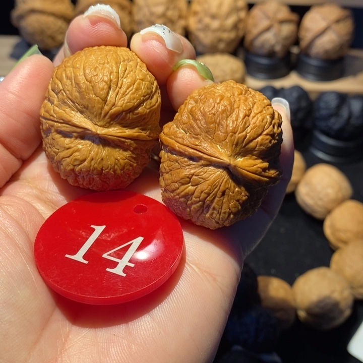 核桃03金丝绣球尺寸3.7手把件