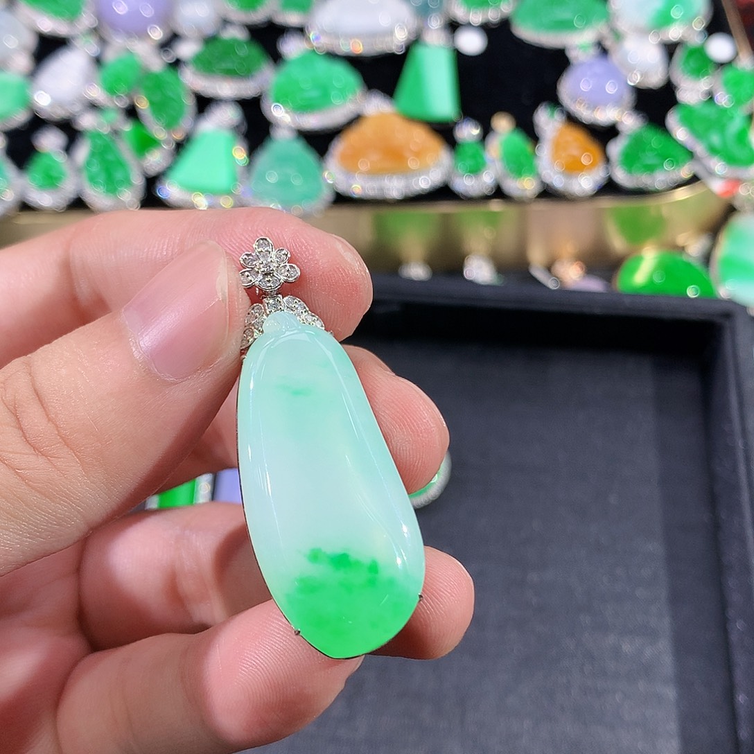 翡翠18K金镶嵌颈饰