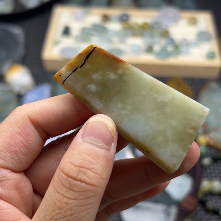 翡翠未镶嵌颈饰毛料