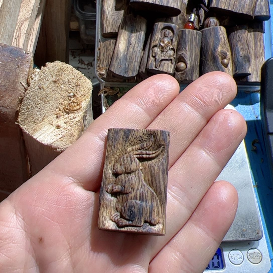 沉香吊坠白棋兔3.7克