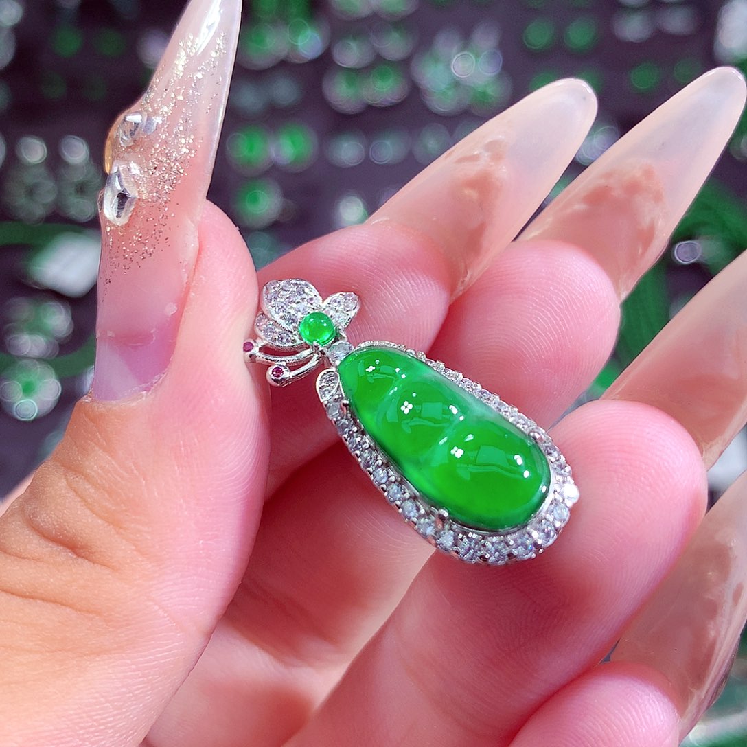 翡翠未镶嵌颈饰挂件