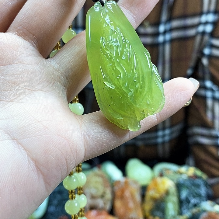 蛇纹石玉吊坠未镶嵌