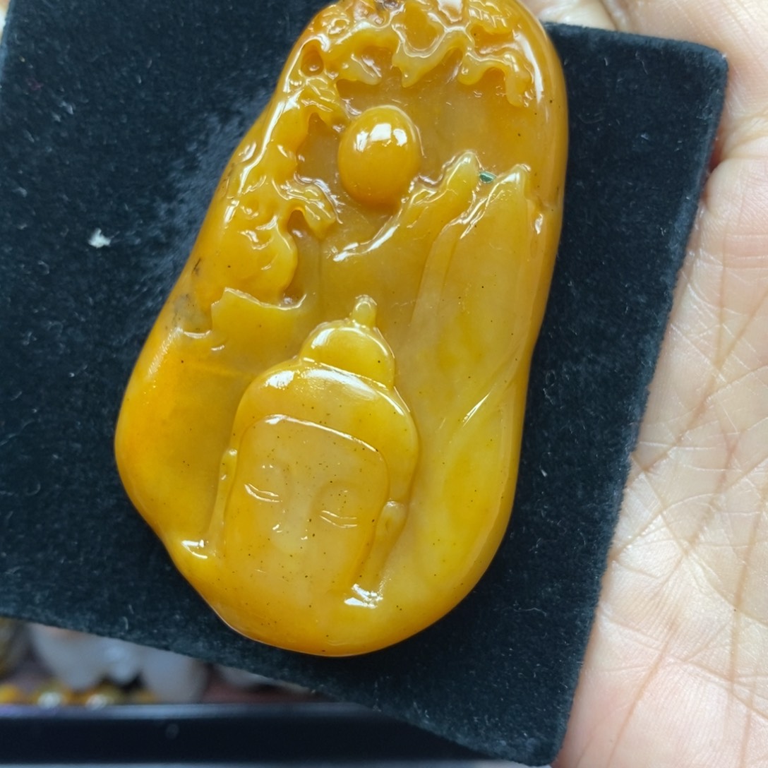 未镶嵌石英质玉（黄龙玉）颈饰