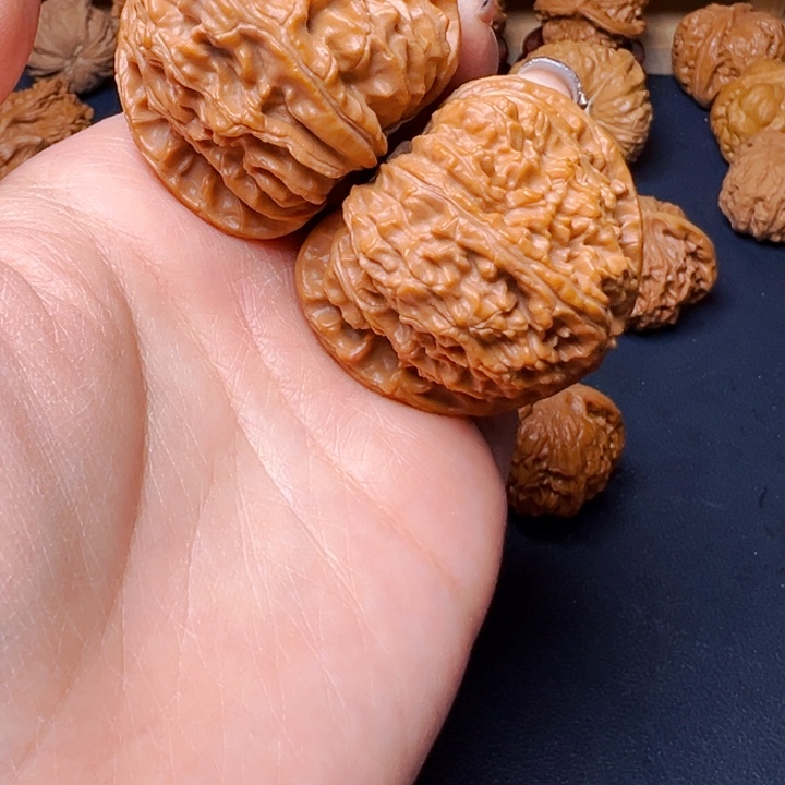 文玩核桃吊坠三角白43