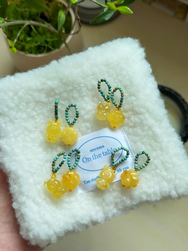 绿松滴溜扣头蜜蜡小熊四叶草挂坠（随机发货一对）