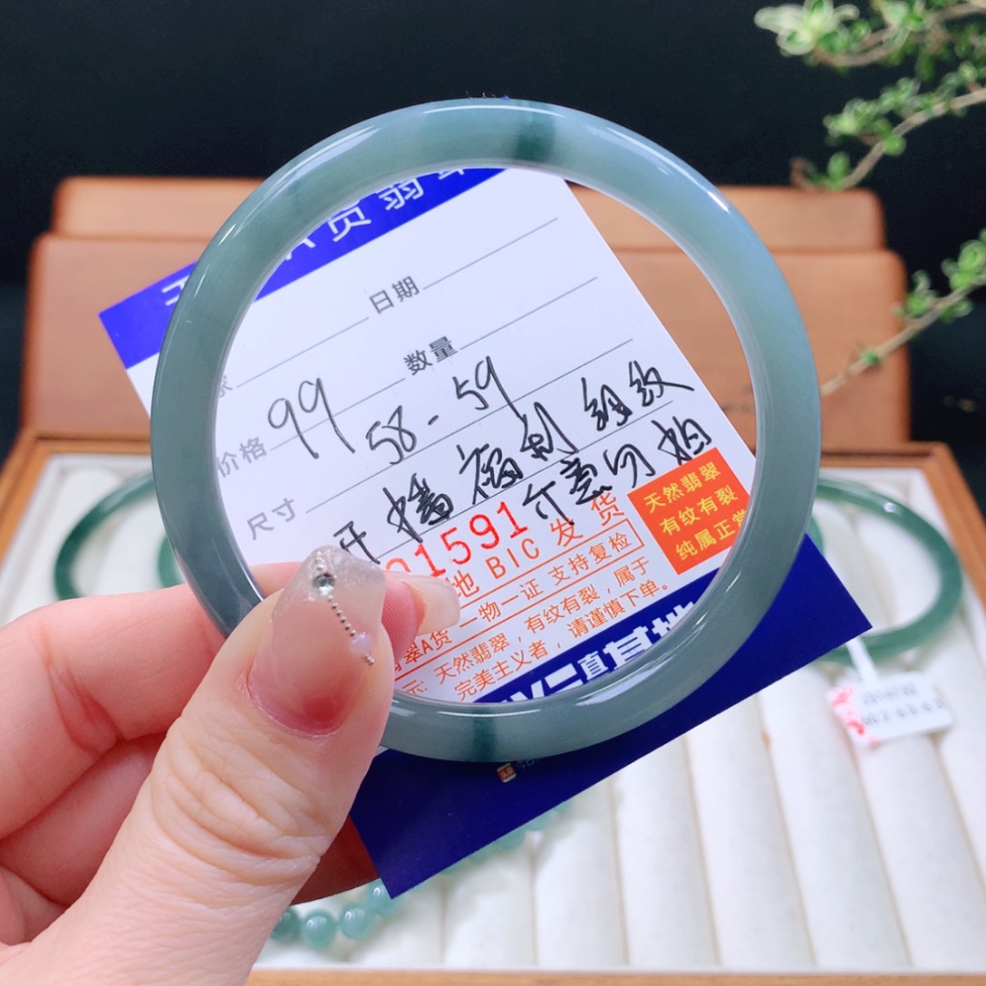 翡翠手镯未镶嵌天然