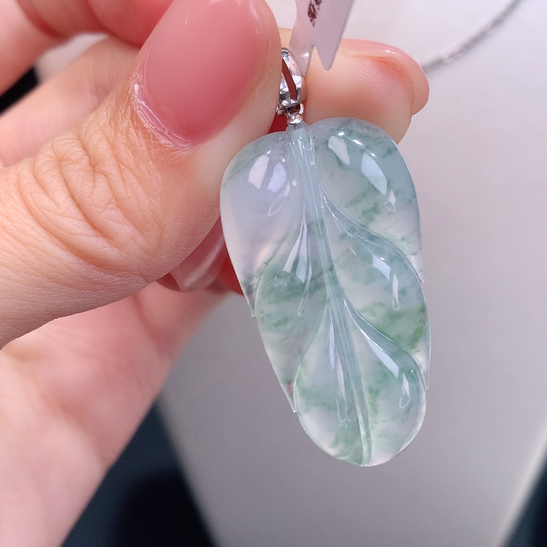 颈饰18K金镶嵌翡翠冰飘花叶子