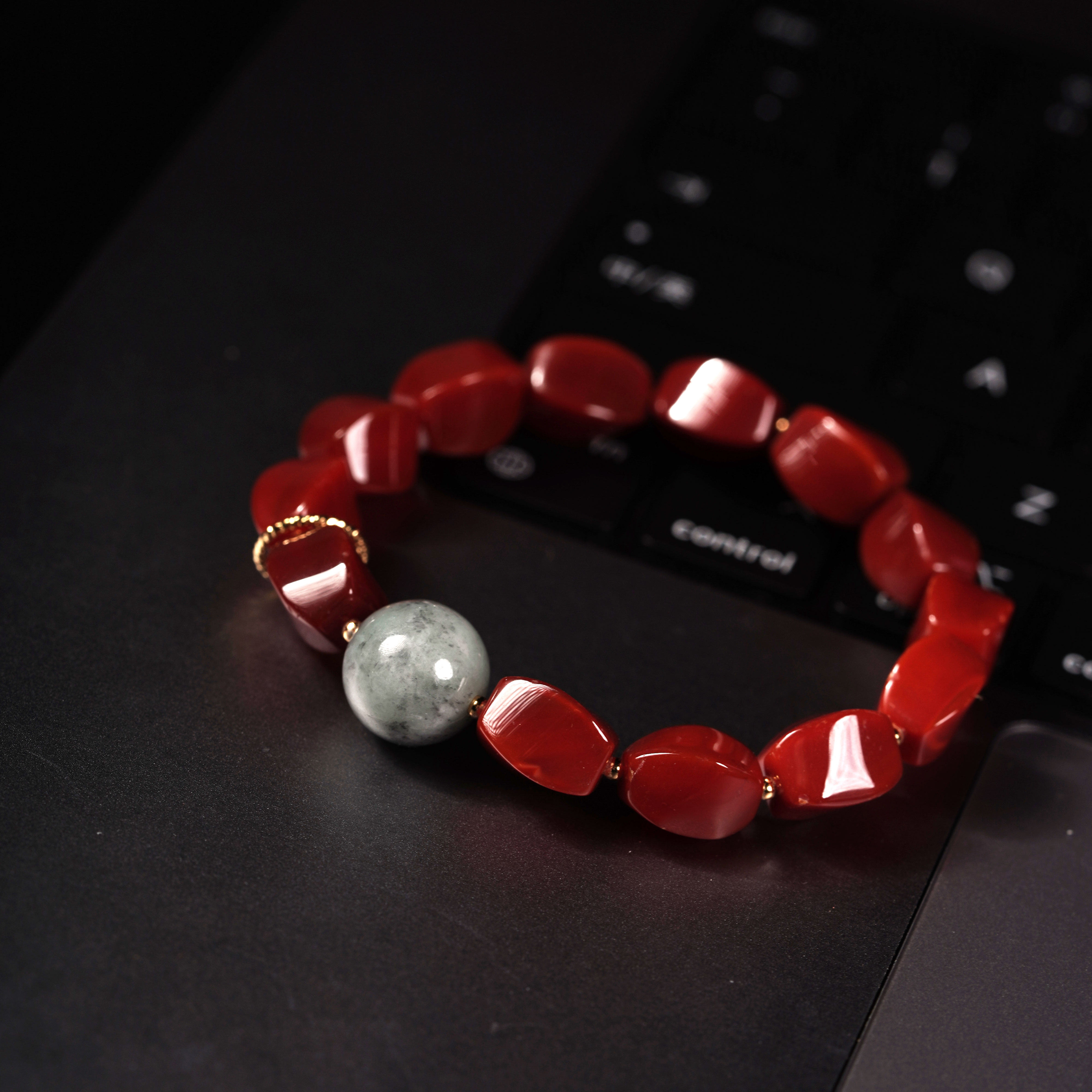 【珊木居】S2497JY 红玛瑙1.0+1.2乌鸡翡翠单圈手串