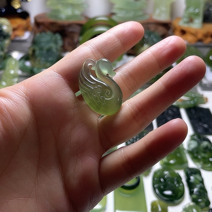 蛇纹石玉颈饰未镶嵌