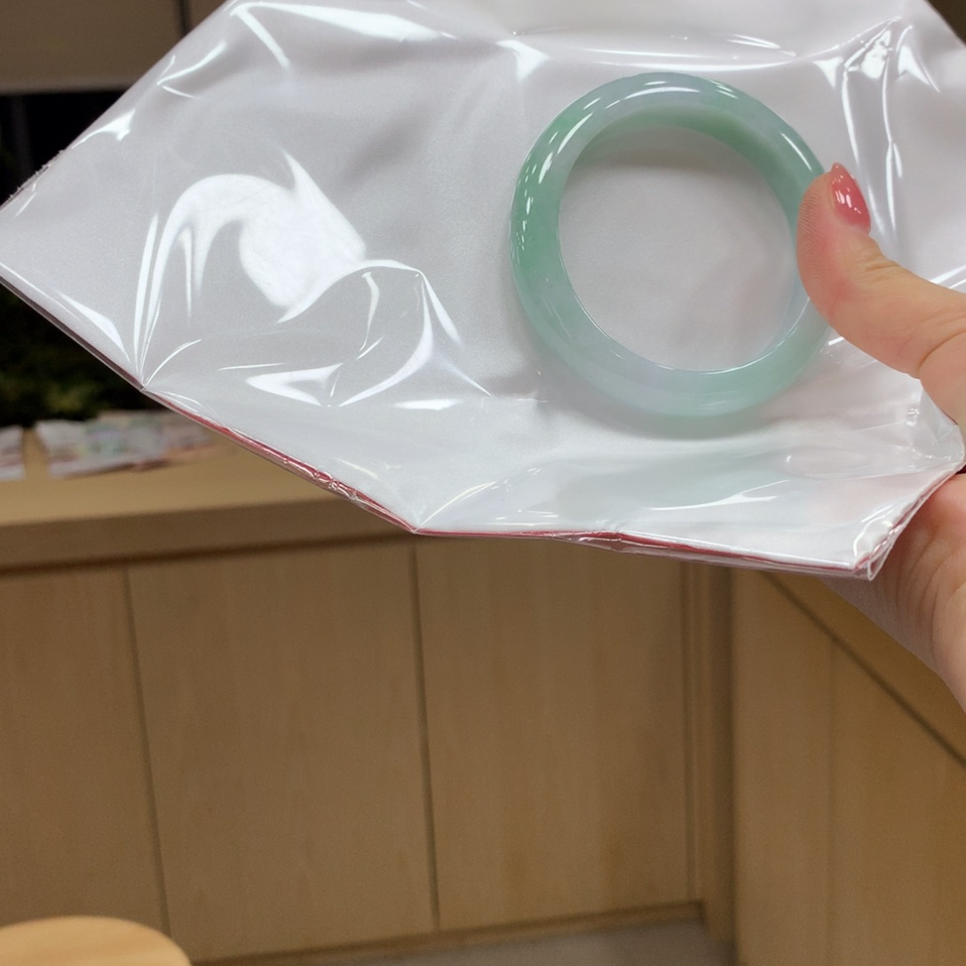 翡翠手镯未镶嵌不退不换