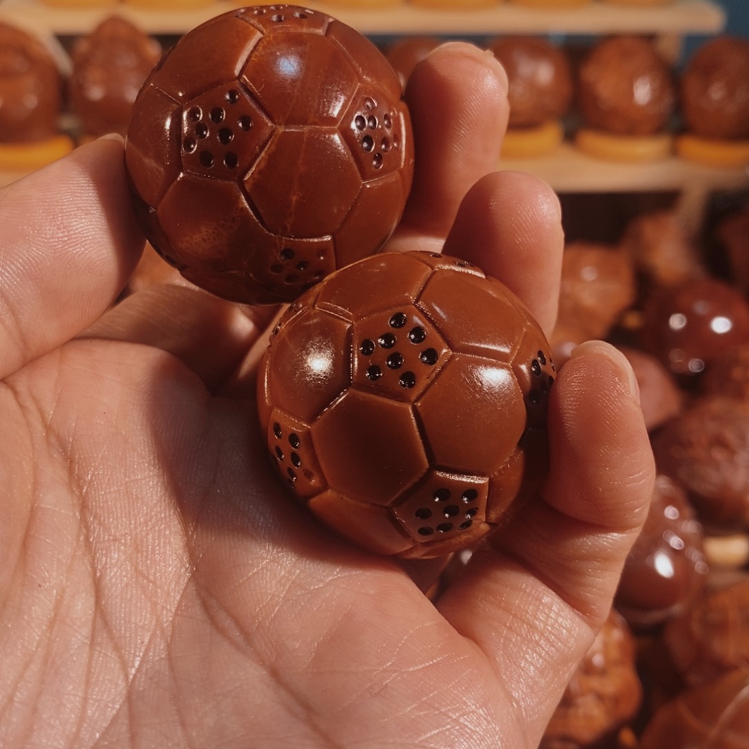 橄榄核把件平**乐足球一对