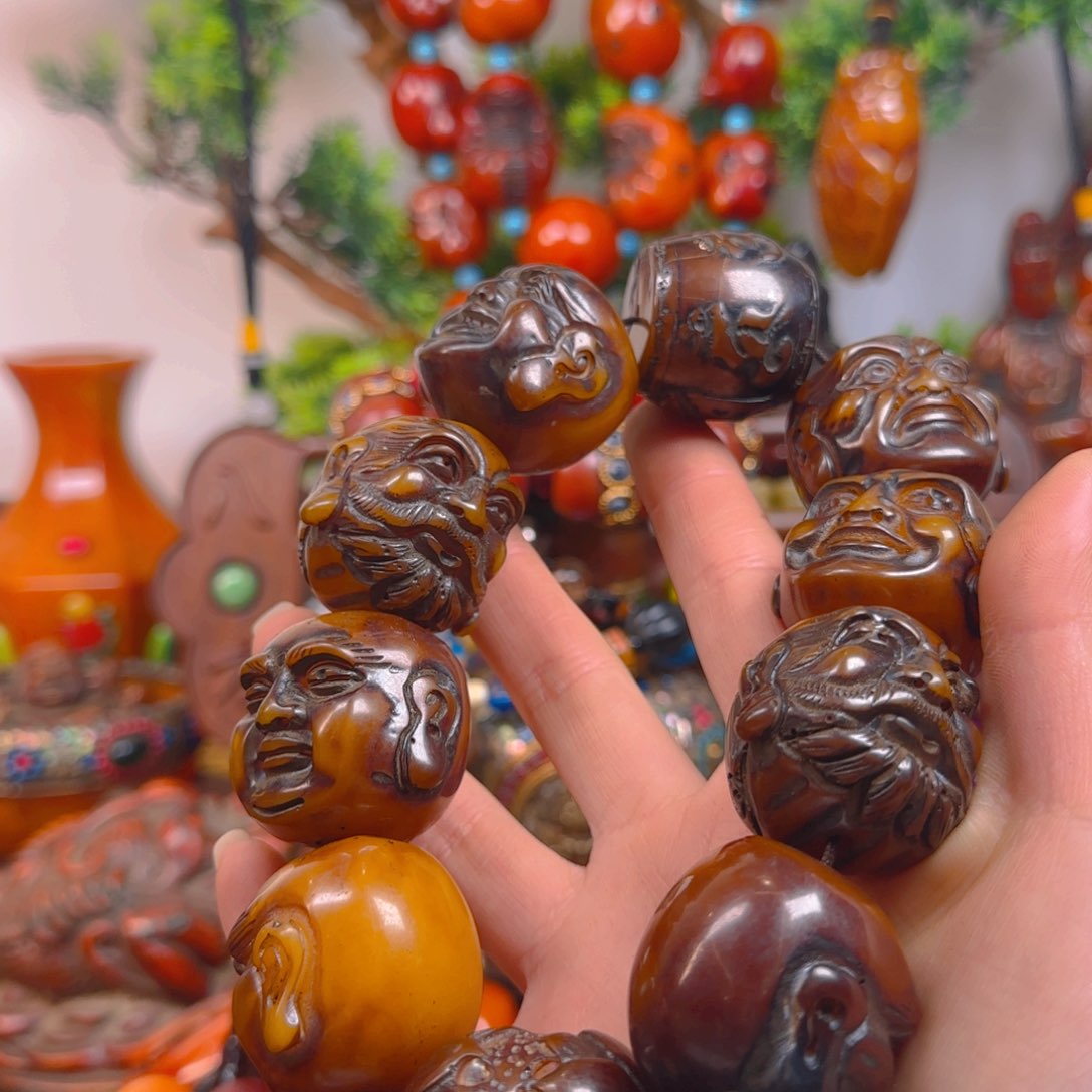 琥珀裸石未镶嵌手持