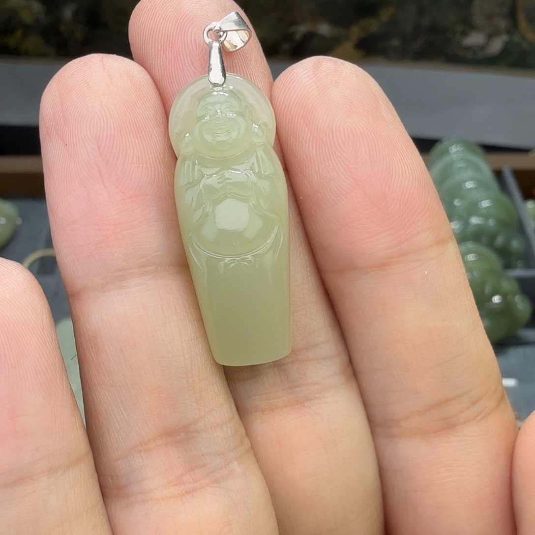 和田玉未镶嵌颈饰站佛特价款亏本