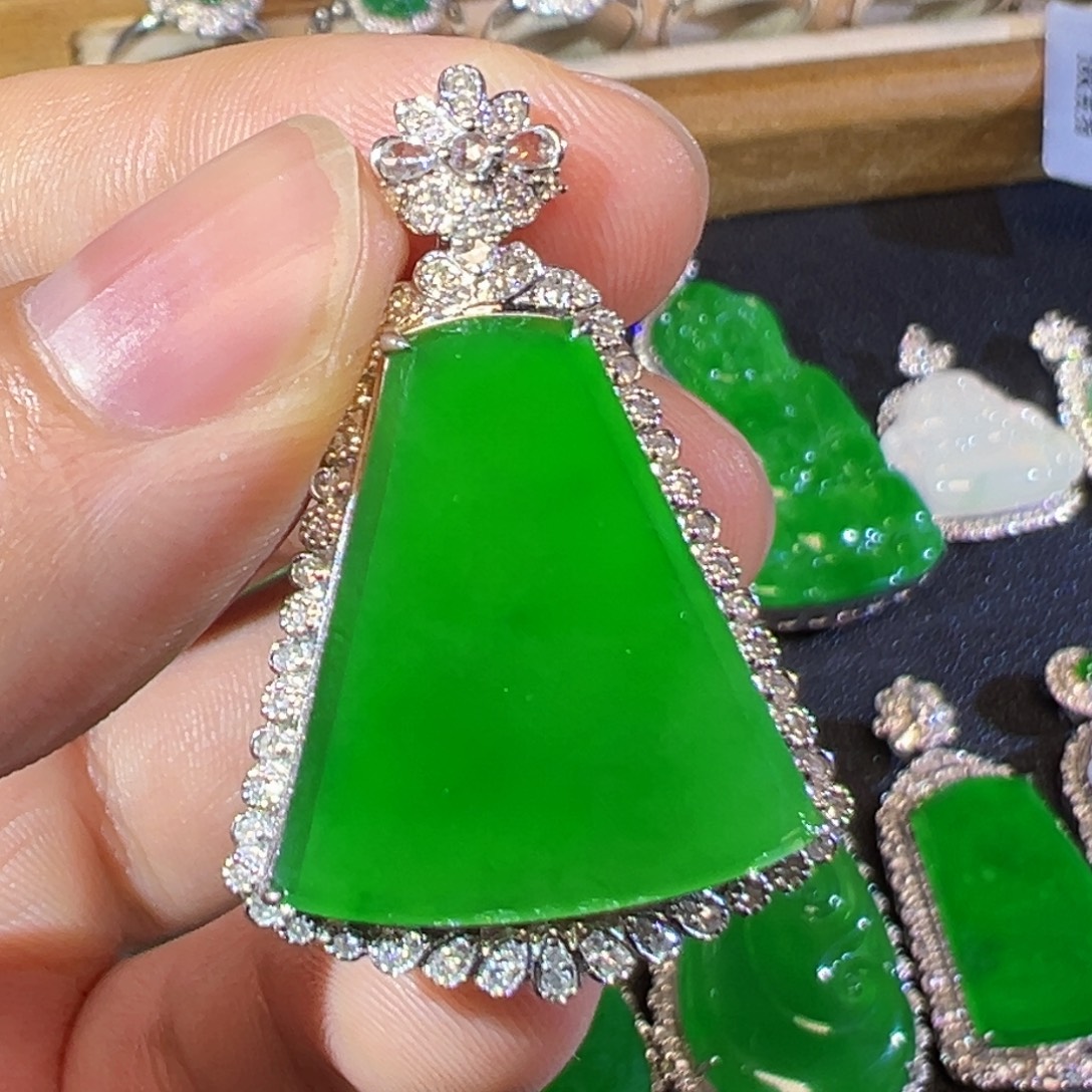 翡翠18K金镶嵌颈饰