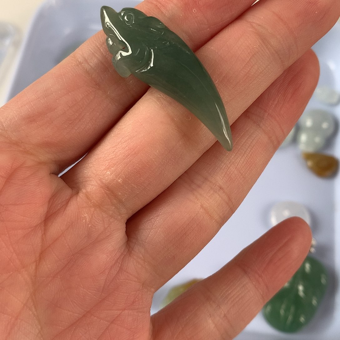 翡翠颈饰未镶嵌龙牙